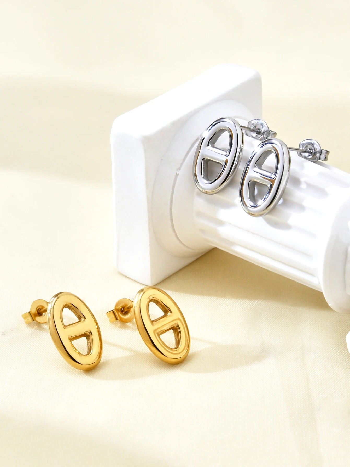 Japanese & Korean Minimalist, Versatile, Cool-Tone,Unique,Niche Stainless Steel 18K Gold-Plated Pig Nose Stud Earrings for Women